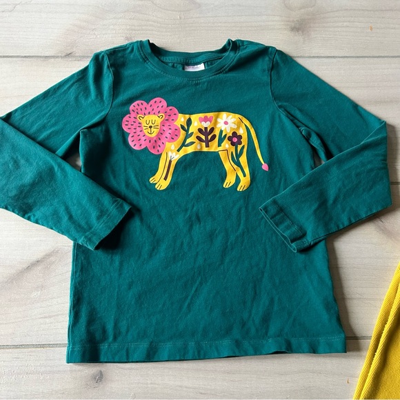 Hanna Andersson Green Lion Graphic Top with Ribbed Pull On Mustard Leggings - Picture 2 of 4